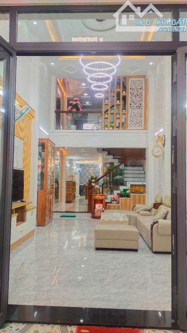 Bán nhà ngay Võ Văn Tần, Q3. Giá: 4 tỷ 090tr, sổ hồng riêng, kinh doanh sầm uất - 1