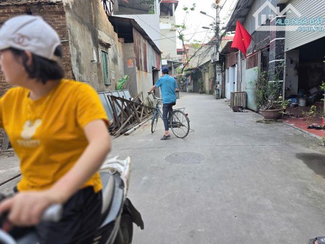 Diện tích: 60 m2. mặt tiền 5 m đường trước đất 3 m ngõ thông các ngả 
- Giá: 1,45 tỷ - 1