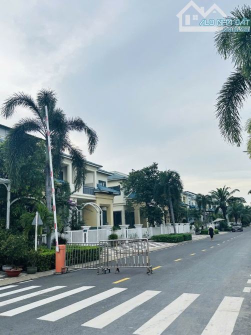 BÁN NHÀ  -  KHU BIỆT THỰ SENTURIA  - 114M2 - 3 TẦNG - AN PHÚ ĐÔNG,QUẬN12.  GIÁ :12,5 TỶ - 1