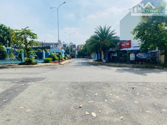 Nhà trung tâm hành chính Dĩ An, phường Dĩ An, thành phố Dĩ An. - 1