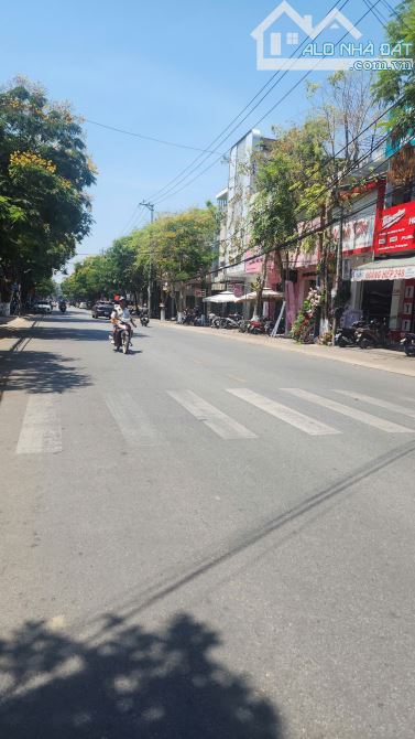 Bán nhà 3 tầng mặt tiền Phan Đình Phùng, vị trí đắc địa, TP Quảng Ngãi - 1