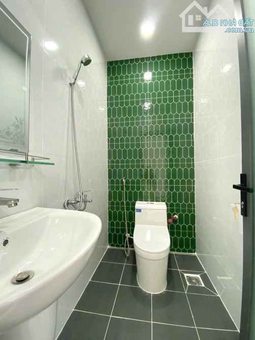 Chỉ 2 tỷ 650 cho căn 45m² Đoàn Văn Bơ xây 1 trệt 2 lầu. Hẻm 5m thông Nguyễn Tất Thành. SHR - 15