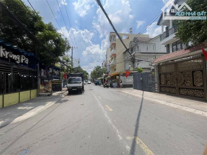 Bán Biệt Thự Dương Quảng Hàm, ô tô vô nhà vài chiếc,hồ bơi,340m, ngang 16m, 33.xx tỷ - 2