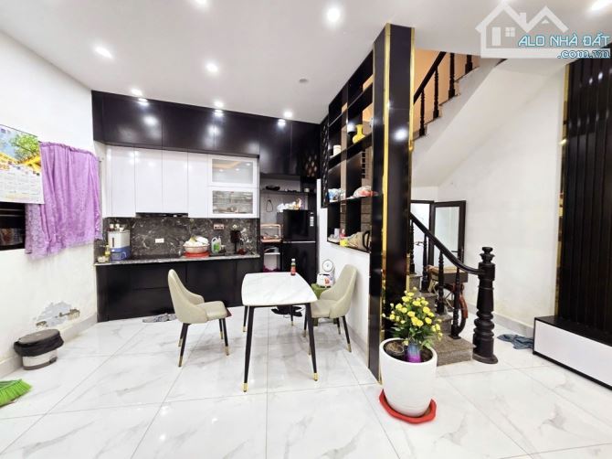 Bán nhà Xuân Thuỷ, dt40m, Ngõ nông, gần ô tô, gần phố, 9 tỷ. - 2