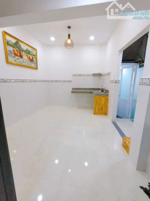 Bán nhà mới 3 lầu lô nhì Tôn Đản Q.4 chỉ 1Tỷ950 - 2