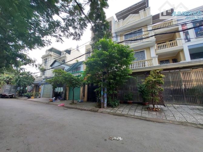 BÁN ĐẤT TẶNG NHÀ 8X19 TÂN THỚI NHẤT GIÁP RANH TÂN BÌNH TIỆN XÂY CHDV GIÁ TỐT - 2