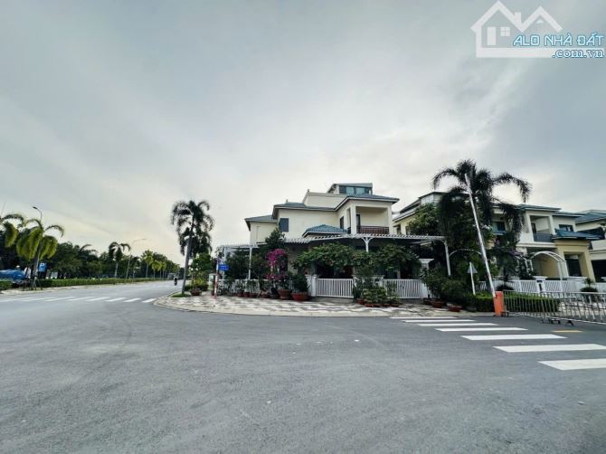 BÁN NHÀ  -  KHU BIỆT THỰ SENTURIA  - 114M2 - 3 TẦNG - AN PHÚ ĐÔNG,QUẬN12.  GIÁ :12,5 TỶ - 2