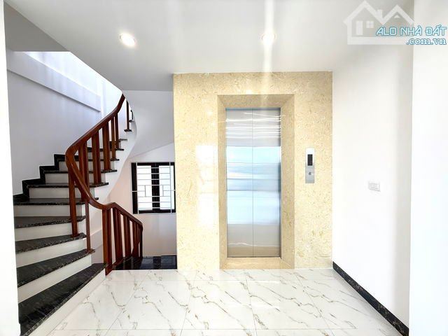 - Bán nhà đường Trần Cung, sát phố, nội thất xịn sò, 63m2, 14 tỷ. - 2