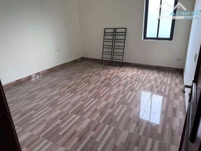 Bán nhà 2 tầng ngõ ô tô tránh nhau đường Dương Đình Nghệ - 2