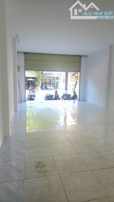 Bán nhà 3 tầng mặt tiền Phan Đình Phùng, vị trí đắc địa, TP Quảng Ngãi - 2