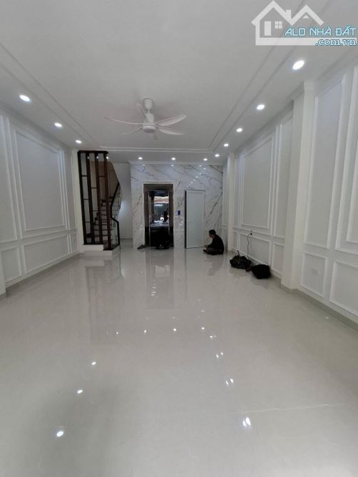 - Bán nhà đường Trần Cung, sát phố, nội thất xịn sò, 40m2, 10.3 tỷ. - 2