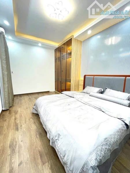 BÁN NHÀ 5 TẦNG, MẶT TIỀN CẬN, HẺM Ô TÔ 3m THÔNG, NGAY PHỐ TÂY ĐỀ THÁM Q1 - 3.7x9m, GIÁ 8.8 - 3