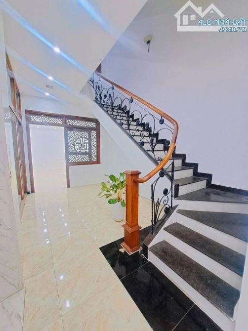 Chính chủ cần chuyển nhượng căn nhà 7 tầng cách 1 nhà ra hồ tây DT 55m2 - 3