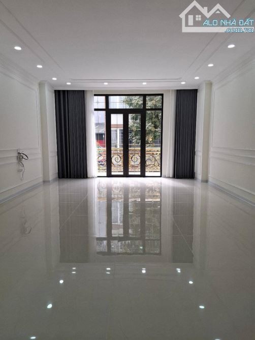 - Bán nhà đường Trần Cung, sát phố, nội thất xịn sò, 40m2, 10.3 tỷ. - 3