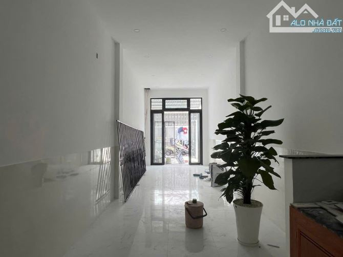 BÁN NHÀ CẤP 4 CÓ SÂN Ô TÔ – HẺM 2/4, VĨNH HÒA, NHA TRANG – CHỈ 2,75 TỶ - 3