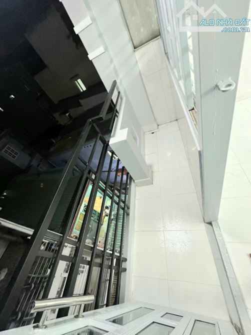 SÁT MẶT TIỀN  TÔN ĐẢN Q4 ĐÚC 5 TẤM CÓ 4 TỶ - 4