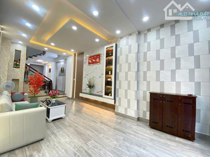 Chỉ 2 tỷ 650 cho căn 45m² Đoàn Văn Bơ xây 1 trệt 2 lầu. Hẻm 5m thông Nguyễn Tất Thành. SHR - 4