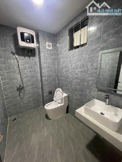 BÁN NHÀ THẠCH BÀN - NHÀ ĐẸP 4 TẦNG - Ô TÔ 7 CHỖ ĐỖ CỬA - NGÕ THÔNG - GIÁ CHỈ HƠN 6 TỶ - 4
