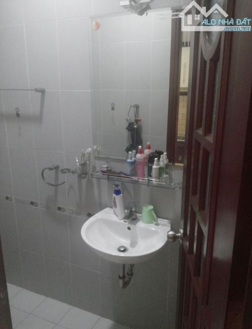 Nhà 38m² Bà Hom xây 1 trệt 2 lầu. Hẻm oto 6m thông, sổ chính chủ. Giá chỉ 2,4 tỷ còn TL - 4