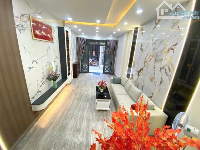 Chỉ 2 tỷ 650 cho căn 45m² Đoàn Văn Bơ xây 1 trệt 2 lầu. Hẻm 5m thông Nguyễn Tất Thành. SHR - 5