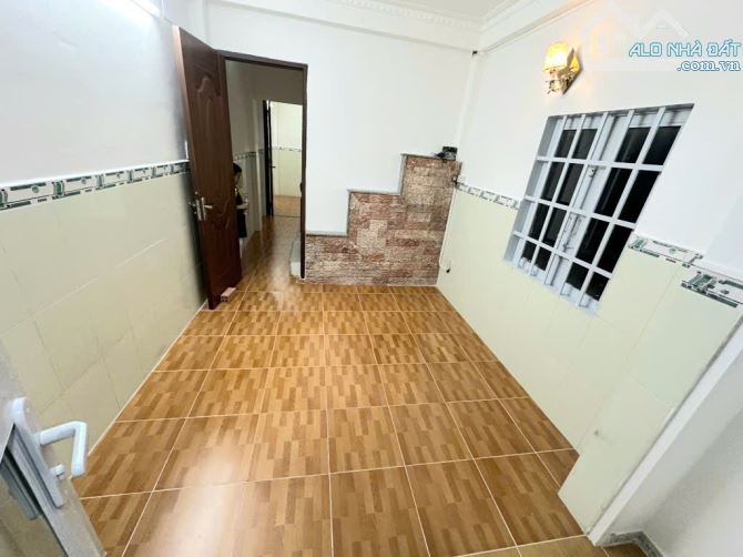 SÁT MẶT TIỀN  TÔN ĐẢN Q4 ĐÚC 5 TẤM CÓ 4 TỶ - 6