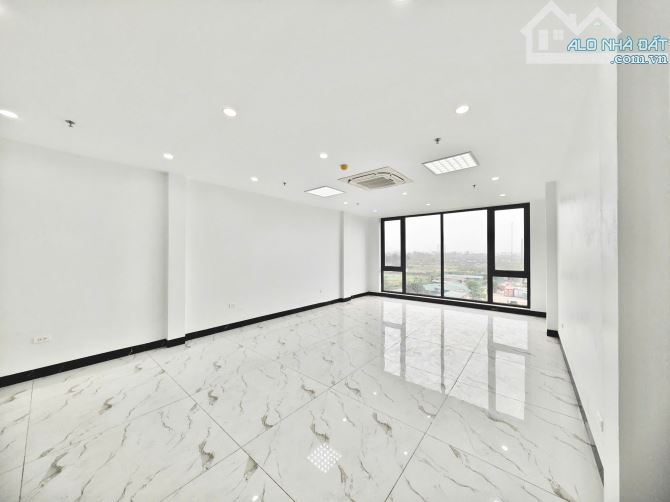 Cho thuê văn phòng tại Lê Trọng Tấn sàn 90m2 ô tô đỗ cửa, nhà mới xây view hồ giá rẻ nhất