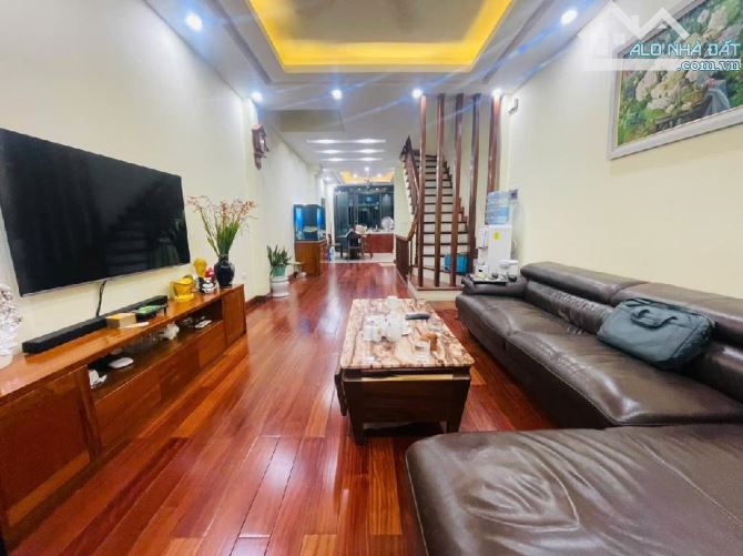 Bán gấp nhà Hoàng Liệt DT 45m2 x 5 tầng, giá 7.82 tỷ, ngõ oto, thoáng, gần đường, ở luôn