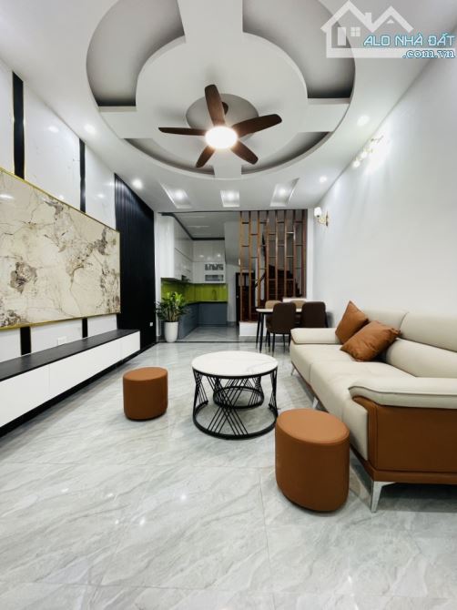 NHÀ VĨNH HƯNG - 5 TẦNG -3 NGỦ - LÔ GÓC - GẦN OTO - ĐỦ CÔNG NĂNG.
