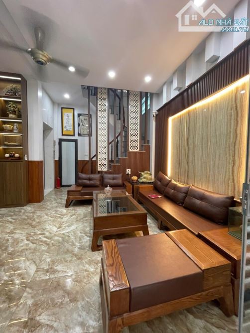 Hoàng Đạo Thành, Thanh Xuân, Phân Lô, Ô Tô, 6 Tầng Tháng Máy, Nội Thất Đẹp, Nhỉnh 11 tỷ.
