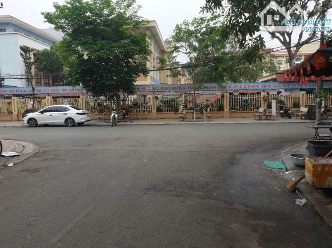Bán nhà 3 tầng Nguyễn Bỉnh Quân nhìn vườn hoa dt 84m mt 4.68m giá 15 tỷ