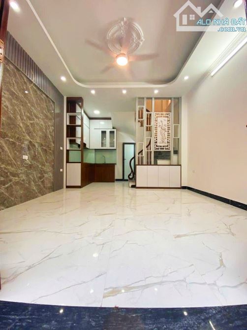 THẠCH BÀN, CỔ LINH, GẦN AEON MALL, CẦU VĨNH TUY - 5 TẦNG MỚI - VÀI BƯỚC RA Ô TÔ TRÁNH