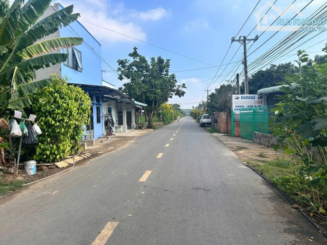 Bán lô đất 2 mặt tiền đường Long Chiến