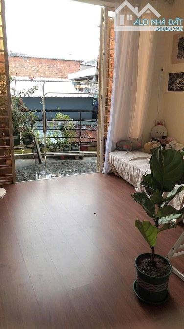 KẸT VỐN BÁN GẤP NHÀ VƯỜN CHUỐI Q3 60M2 2TY570TR SHR NẰM GẦN CHỢ