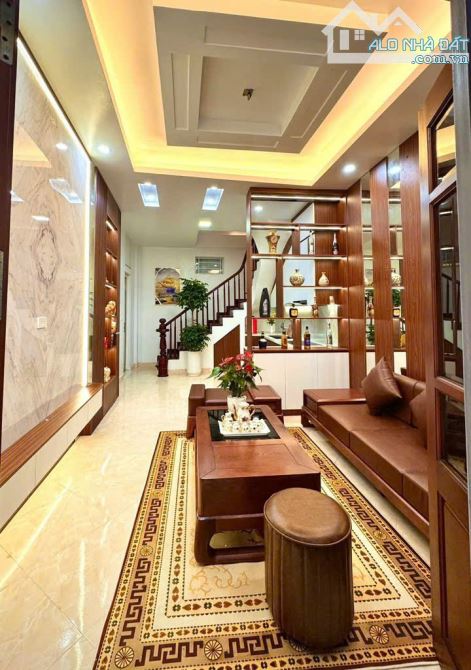 HOÀNG CẦU - 6 TẦNG Ở NGAY - BÃI XE Ô TÔ 50M- 8 TỶ