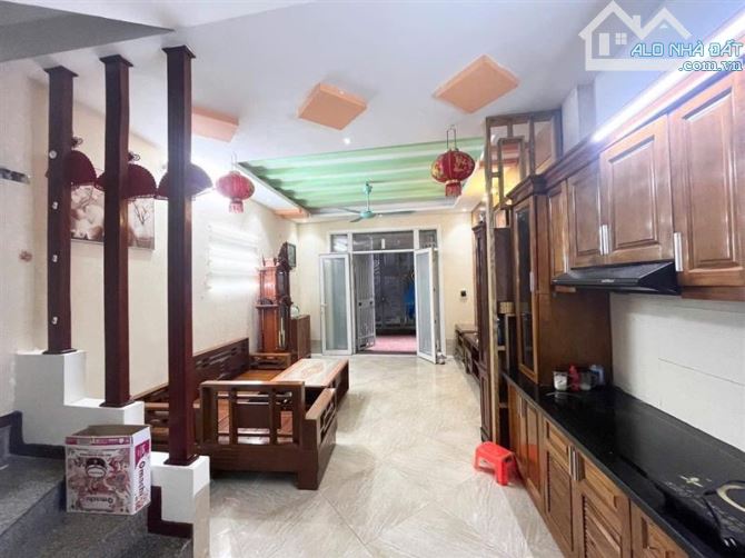 NHÀ HOÀNG MAI : 44M x 5 TẦNG, NGÕ BA GÁC, GẦN Ô TÔ, 7,98 TỶ