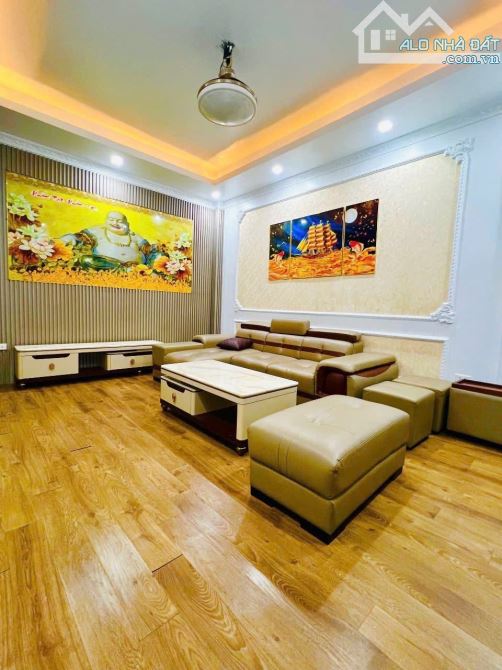 Chủ nhà Ngộp Bank- Cần bán gấp - Căn tại Lạc Long Quân 30m2 - 5 tầng