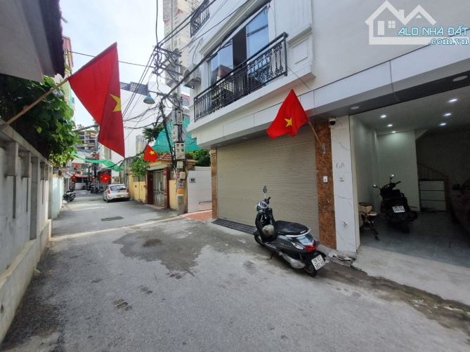 Siêu phẩm Văn Phú, Hà Đông, ô tô vào nhà, thang may xịn xò, giá nhỉnh 11 tỷ