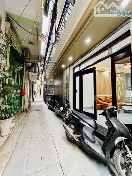 Nhà đẹp Trần Khát Chân, 6 tầng thang máy, full nội thất, sổ 35m2 lô góc. Giá 8.6 tỷ