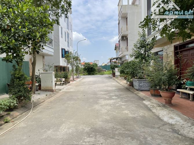 Cần tiền bán nhanh lô đất 60m2 tại khu TĐC Đông Dư, đường phân lô bàn cờ, khổ đất đẹp.