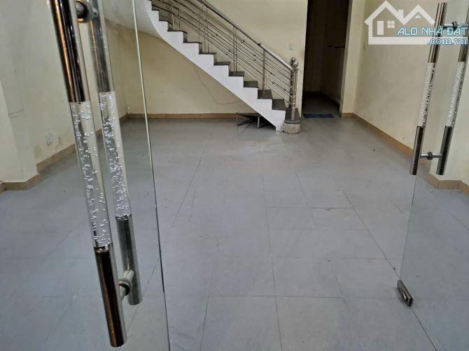 Bán nhà 2.5 tầng mặt tiền Đỗ Quang. Dt 55m2 ngang 5m sát Nguyễn Văn Linh vị trí đẹp