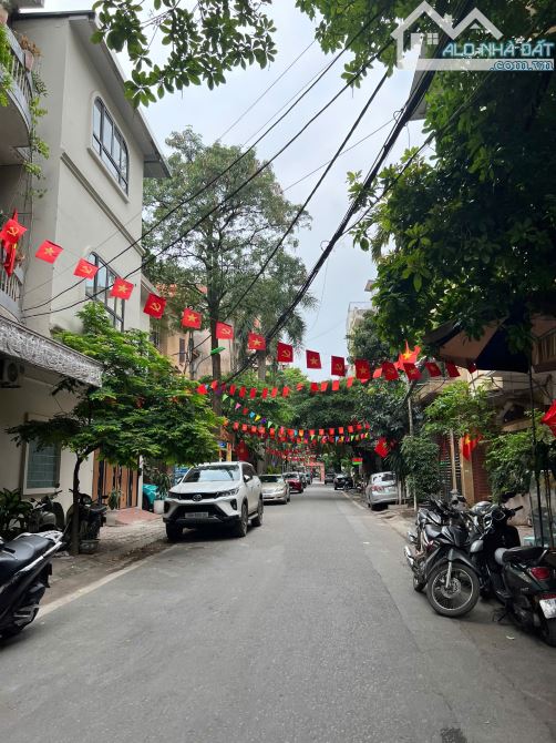 Bán nhà phân lô Phùng Chí Kiên, ô tô tránh, thang máy, gara 2 ô tô, 65m2, 19.5 tỷ