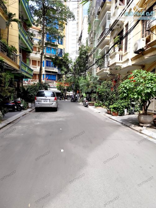 BÁN NHÀ TRUNG KÍNH 70m2 × MT 5m. PHÂN LÔ VIP - 2 Ô TÔ TRÁNH + VỈA HÈ - K.D, V.PHÒNG ĐẸP