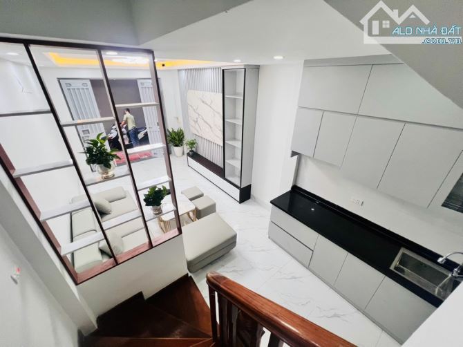 NHÀ RIÊNG CẦU GIẤY – NGÕ RỘNG – GẦN CÁC TRƯỜNG ĐẠI HỌC LỚN – 5 tầng