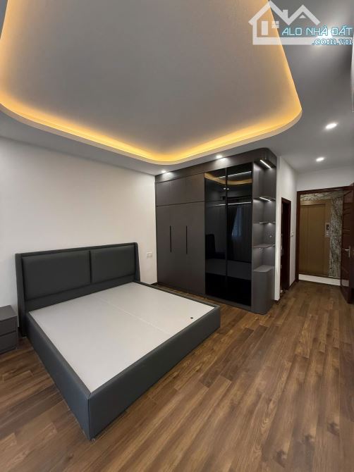 BÁN NHÀ NGỌC THUỴ,LB43M2 ,7 TẦNG THANG MÁY, MT 4,XE 7 CHỖ NGỦ TRONG NHÀ, FULL NỘI THẤT.