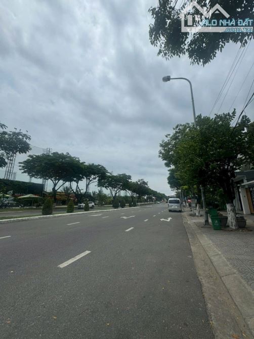 Bán lô đất mặt tiền đường 33m Xuân Thuỷ. Dt 150m2 ngang 7m5 đối diện Cv Thanh Niên đẹp