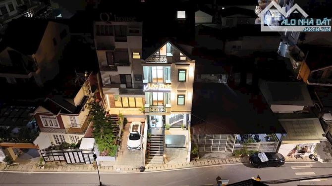 Bán nhà mặt tiền đường nhựa giá 12,5tỷ có gara đậu oto