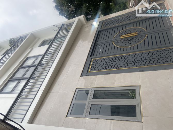 CHÍNH CHỦ GỬI BÁN NHÀ 3,5 TẦNG MỚI XÂY XONG CÁCH NGÃ 6 VINCOM HƠN 1KM