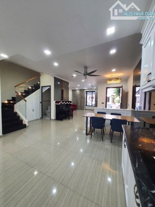 Bán căn biệt thự Nine south sát căn góc DT 140m2 đường lớn số 11 giá 19.5 tỷ