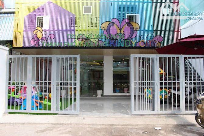 Nhà mặt tiền có diện tích khủng tại Q10. 19,6x29m. 250m2.
