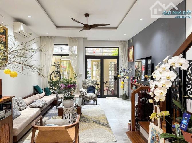 MẶT TIỀN HẢI CHÂU - Ô TÔ ĐỖ - KINH DOANH - NHÀ 3 TẦNG 3 MÊ - 72M2 VUÔNG ĐẸP -- CHỈ 7 TỶ X